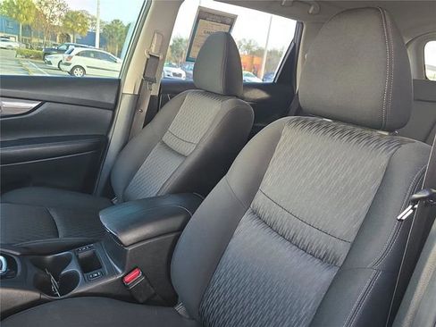 Used 2020 Nissan Rogue SV image 15