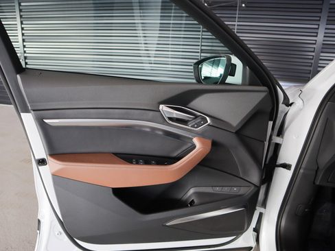 Used 2024 Audi Q8 e-tron Premium Plus image 23