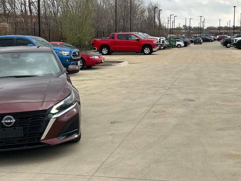 Used 2024 Nissan Altima 2.5 SV w/ SV Premium Package image 3