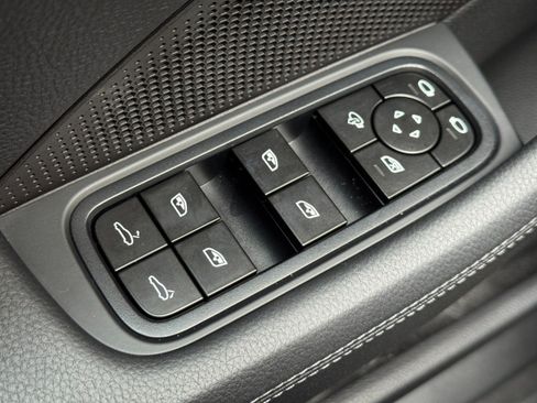 Used 2025 Porsche Panamera image 18