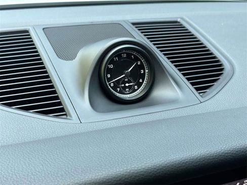 Used 2025 Porsche Macan image 24