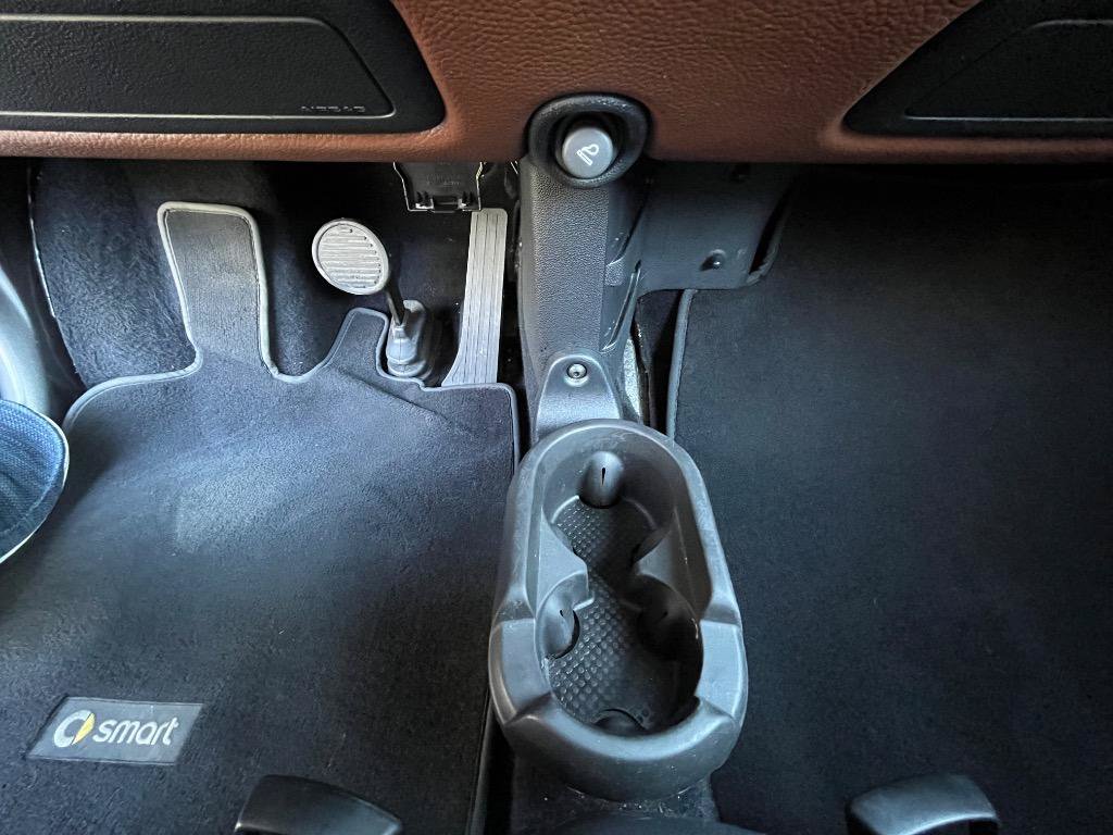 Used 2014 smart fortwo passion RWD image 20