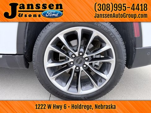 Used 2025 Jeep Wagoneer Series III w/ Premium Group I AWD/4WD image 36
