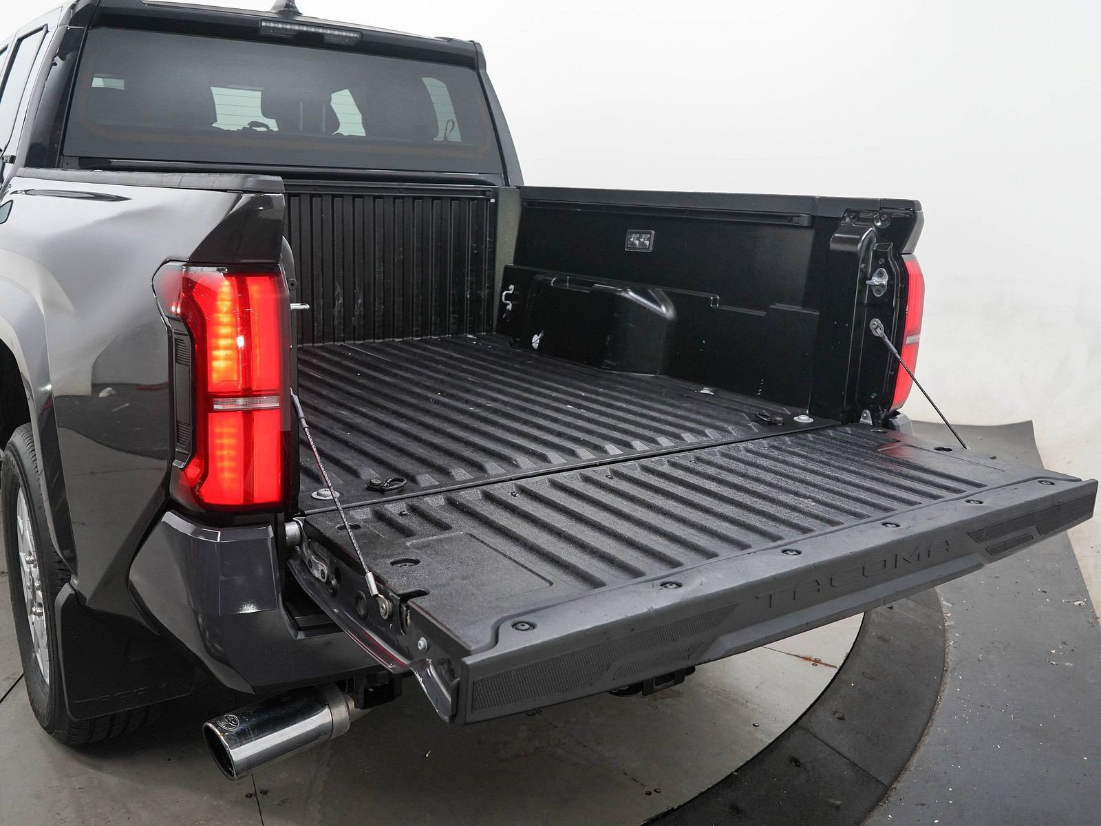 Used 2025 Toyota Tacoma SR5 AWD/4WD image 9
