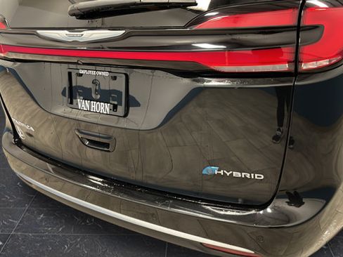 Used 2023 Chrysler Pacifica Pinnacle FWD image 43