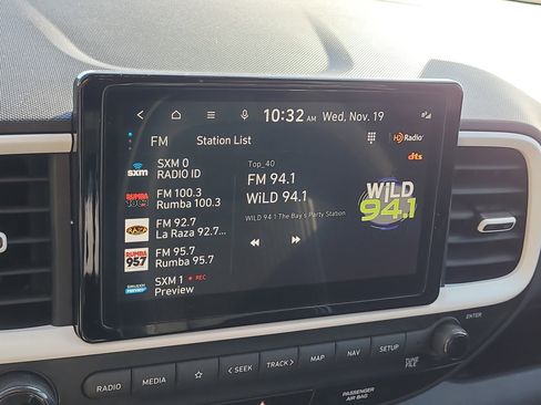 Used 2023 Hyundai Venue Limited image 22