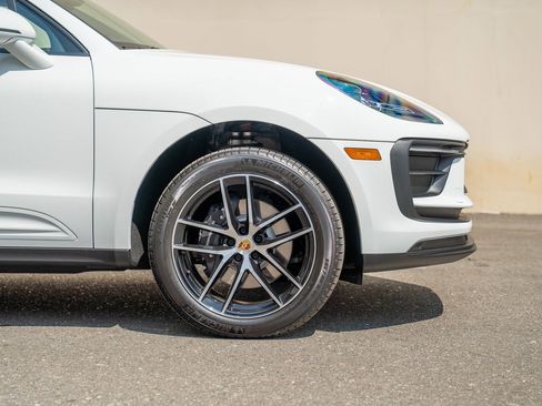 Certified 2025 Porsche Macan image 9