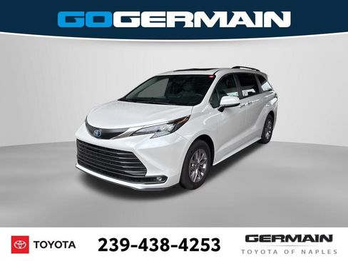 Used 2025 Toyota Sienna XLE image 1