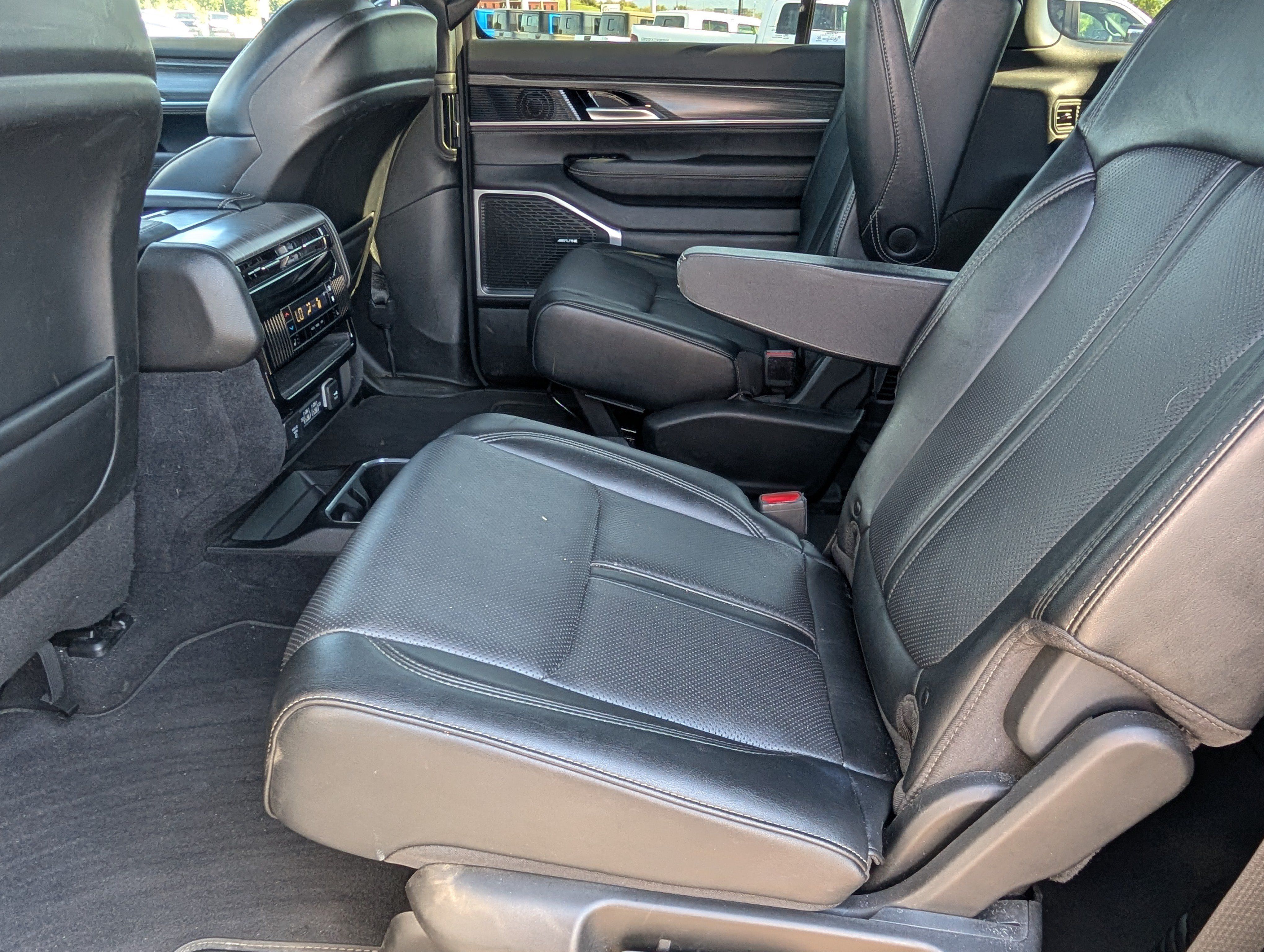 Used 2024 Jeep Wagoneer Series II AWD/4WD image 13
