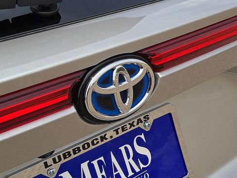 Used 2023 Toyota Venza XLE AWD/4WD image 12