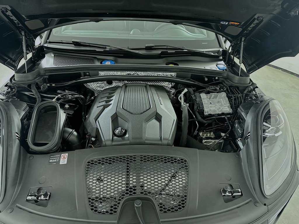 Certified 2026 Porsche Macan Turbo AWD/4WD image 31