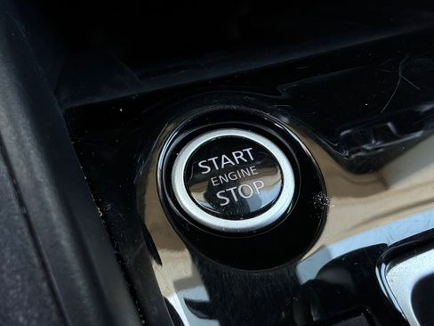 Used 2025 Nissan Versa SV FWD image 21