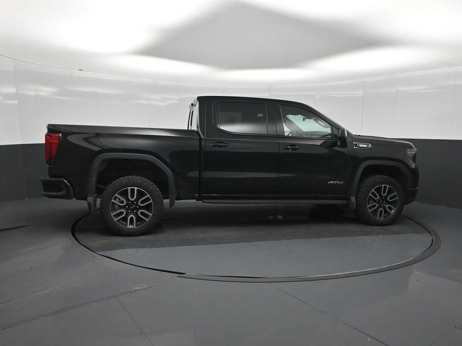 Used 2025 GMC Sierra 1500 AT4 w/ AT4 Premium Package AWD/4WD image 9
