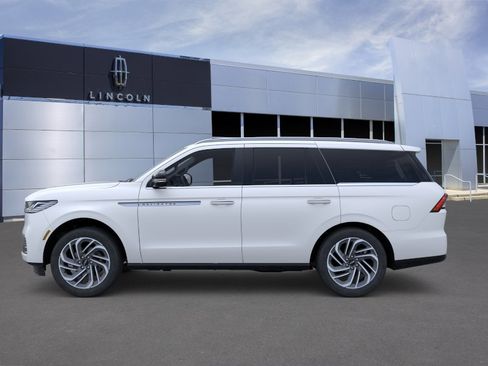 New 2026 Lincoln Navigator Reserve AWD/4WD image 3