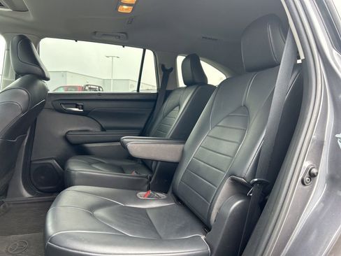 Used 2021 Toyota Highlander XLE image 12