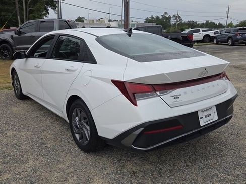 Used 2024 Hyundai Elantra SEL FWD image 11
