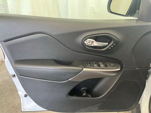 Used 2022 Jeep Cherokee Limited image 9