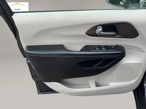 Used 2017 Chrysler Pacifica Touring-L FWD image 10