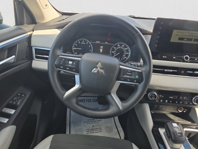 Used 2025 Mitsubishi Outlander SE AWD/4WD image 12