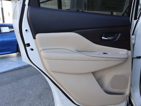 Used 2019 Nissan Murano Platinum w/ Cargo Package image 16