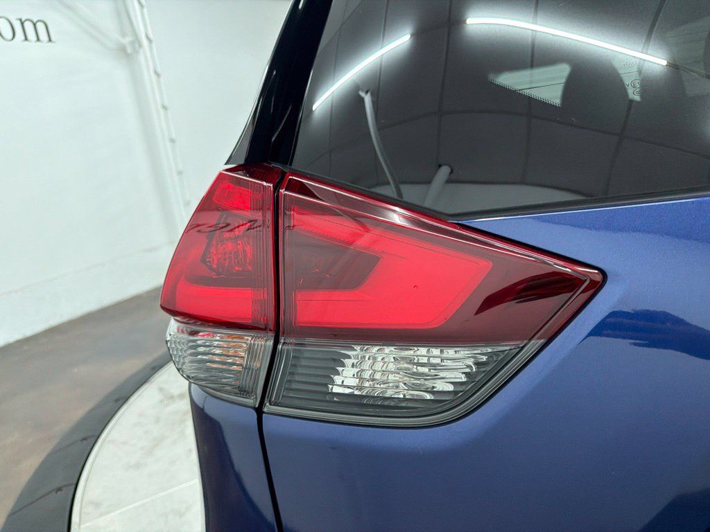 Used 2020 Nissan Rogue SV AWD/4WD image 12
