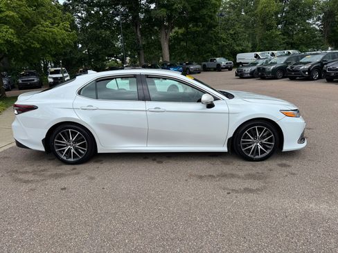 Used 2021 Toyota Camry XLE image 8