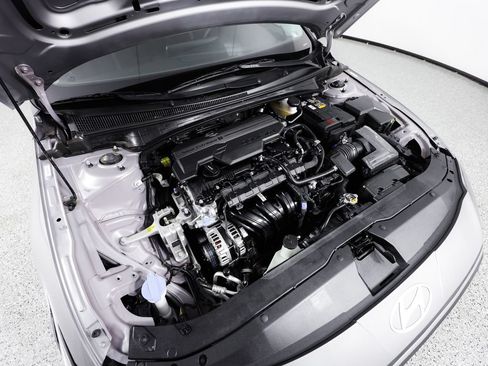 Used 2025 Hyundai Elantra SE FWD image 12