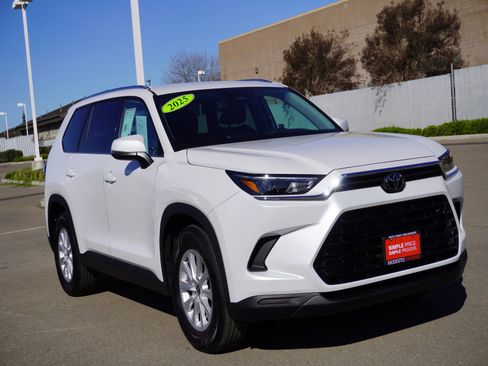 Used 2025 Toyota Grand Highlander AWD image 1