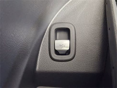 Used 2025 Mercedes-Benz GLC 300 4MATIC image 68