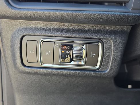 Used 2025 Lincoln Corsair AWD image 25