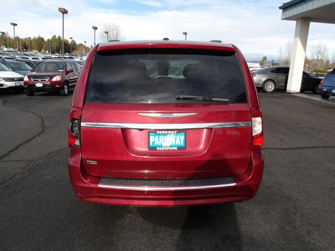 Used 2016 Chrysler Town & Country Touring image 4