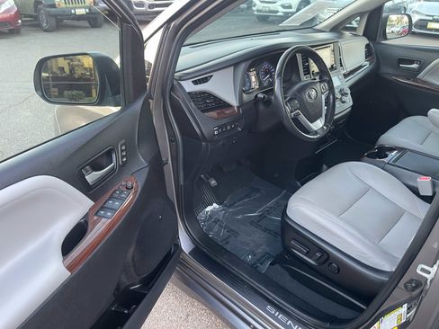 Used 2019 Toyota Sienna image 23