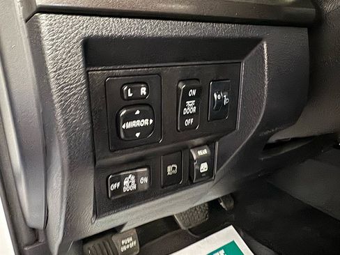 Used 2019 Toyota Tundra SR5 w/ Convenience Package AWD/4WD image 14