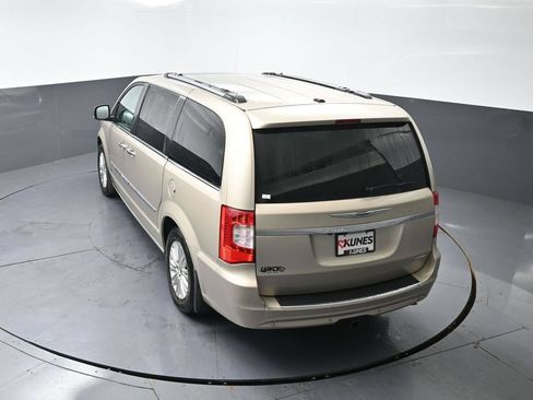 Used 2015 Chrysler Town & Country Limited Platinum w/ Trailer Tow Group FWD image 16