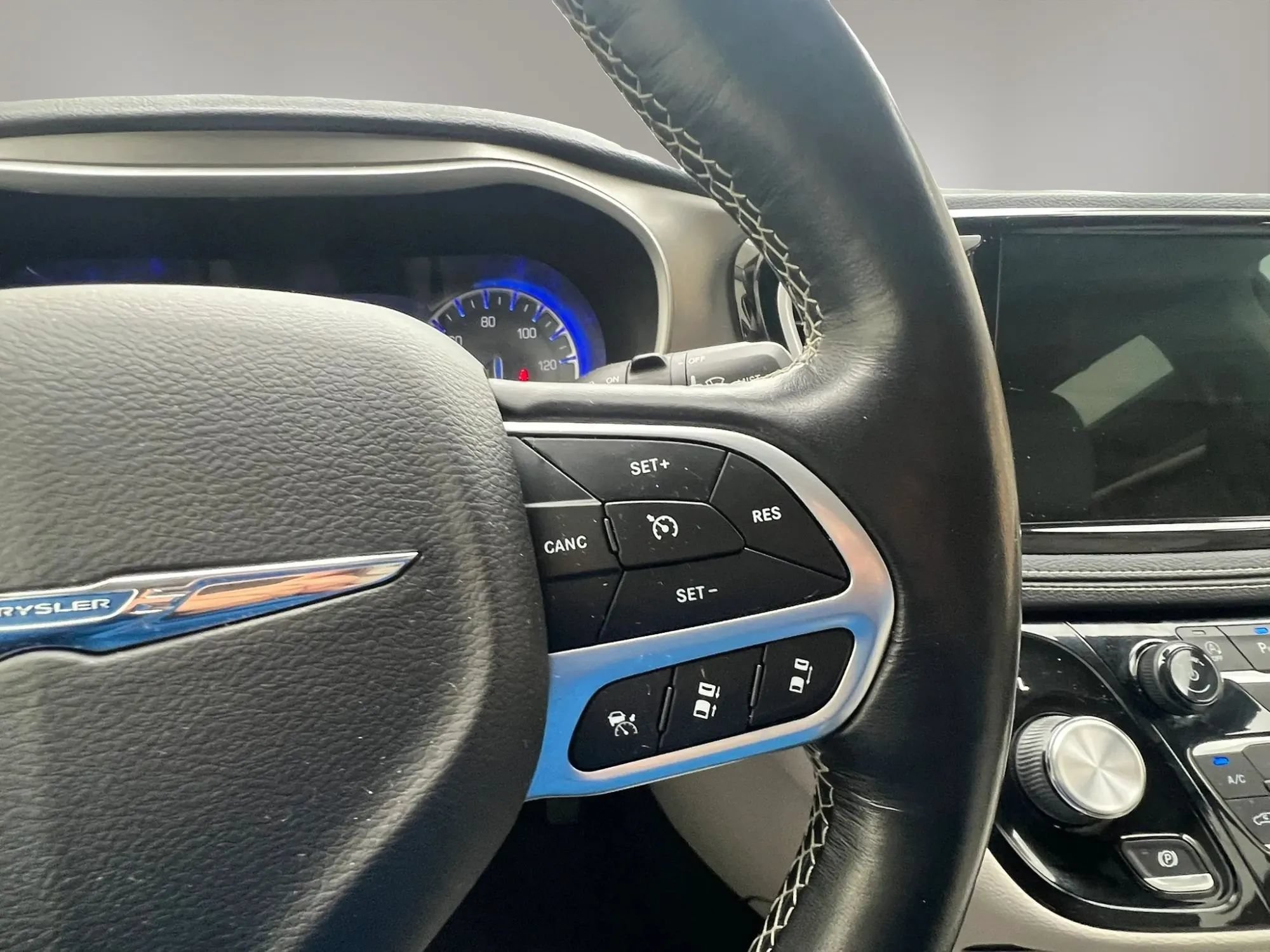 Used 2021 Chrysler Pacifica Touring-L w/ Uconnect Theater Family Group FWD image 20