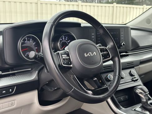 Used 2022 Kia Carnival LX image 16