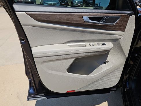 Used 2025 Volkswagen Atlas SEL image 13