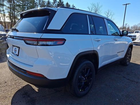 New 2025 Jeep Grand Cherokee image 3