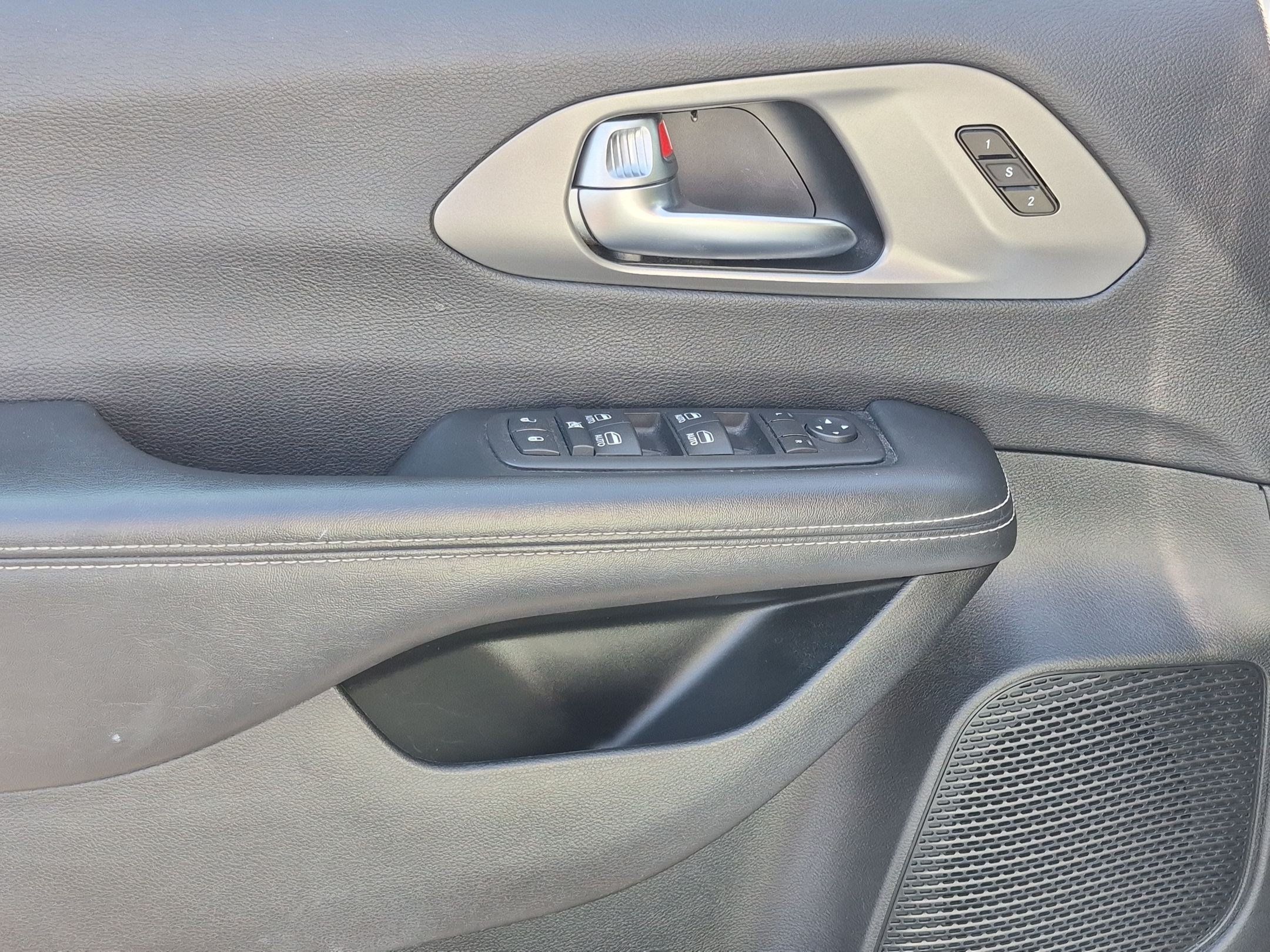 Used 2025 Chrysler Pacifica Select FWD image 11