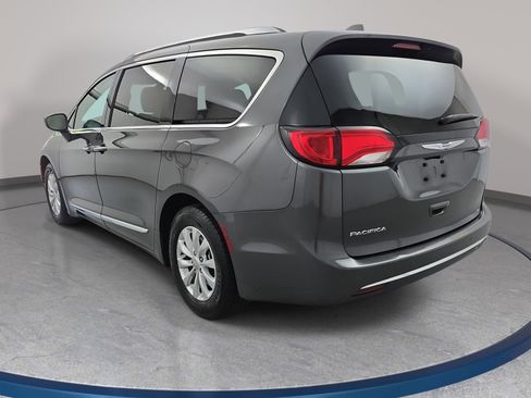 Used 2018 Chrysler Pacifica Touring-L image 7