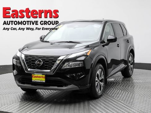 Used 2021 Nissan Rogue SV image 2