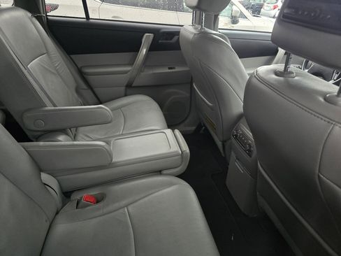 Used 2011 Toyota Highlander SE w/ Tow Pkg image 15