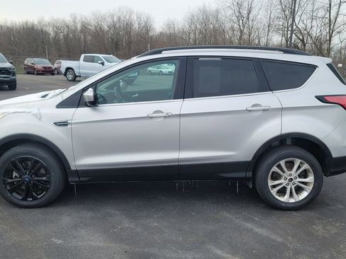 Used 2017 Ford Escape SE w/ Equipment Group 201A image 3