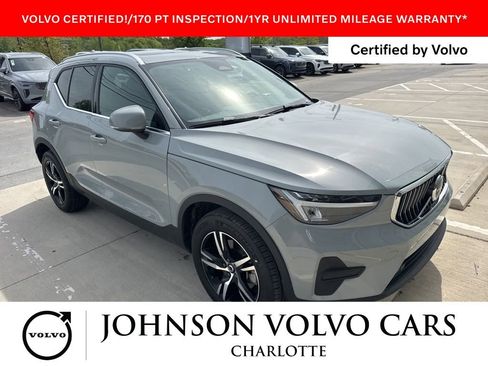Used 2025 Volvo XC40 B5 Core image 1