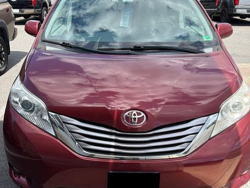 Used 2015 Toyota Sienna XLE w/ XLE Navigation Package FWD image 2