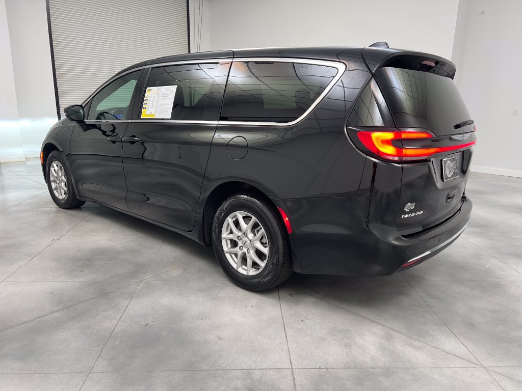 Used 2025 Chrysler Pacifica Select FWD image 6