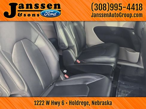 Used 2024 Chrysler Pacifica Select image 9