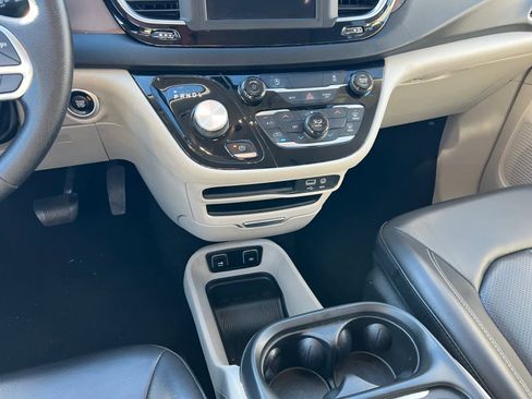 Used 2020 Chrysler Voyager Lxi image 15