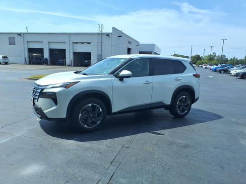 Used 2024 Nissan Rogue SV AWD/4WD image 7