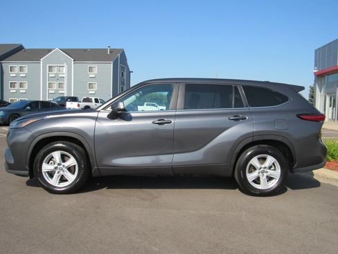Used 2023 Toyota Highlander LE FWD image 9